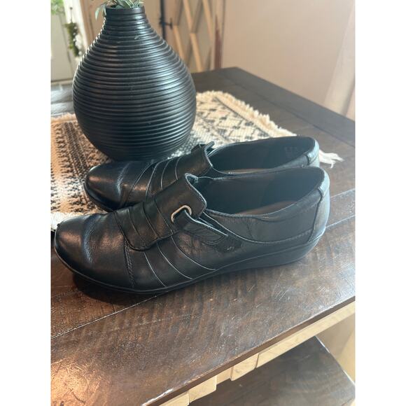 Clarks women’s size 11 black slip on shoes - Picture 1 of 4
